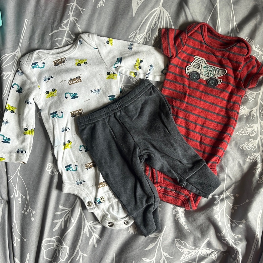 Carters newborn bodysuit and pants set